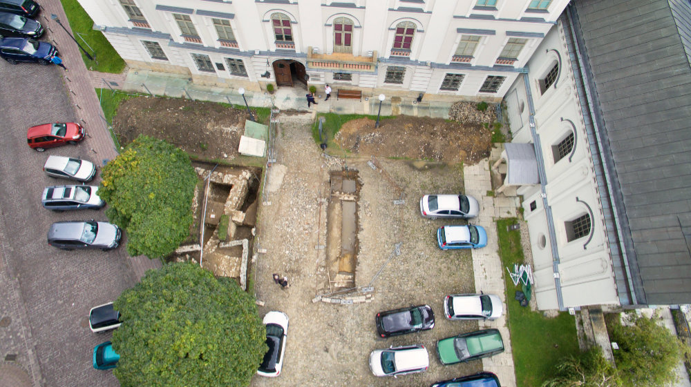 Widok z kamery drona na wykopy archeologiczne